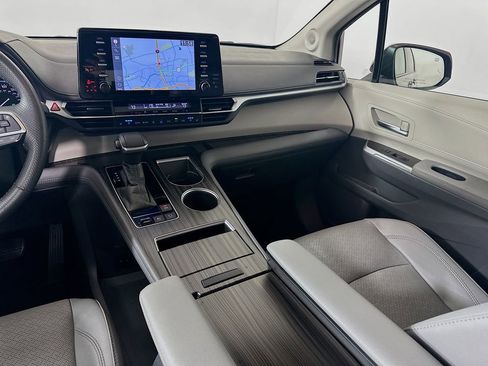 Used 2021 Toyota Sienna Limited image 24