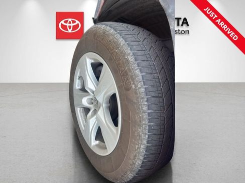 Used 2022 Toyota Highlander LE image 1