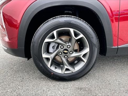 Used 2025 Chevrolet Trax LT w/ LT Convenience Package image 7