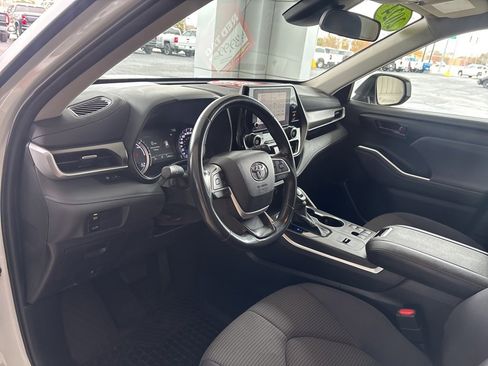 Used 2024 Toyota Highlander LE image 9