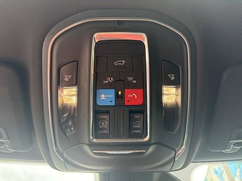 Used 2024 Jeep Grand Cherokee Altitude image 17