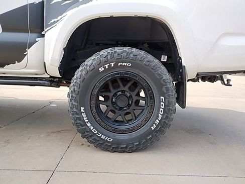 Used 2021 Toyota Tacoma TRD Sport w/ Technology Package image 17