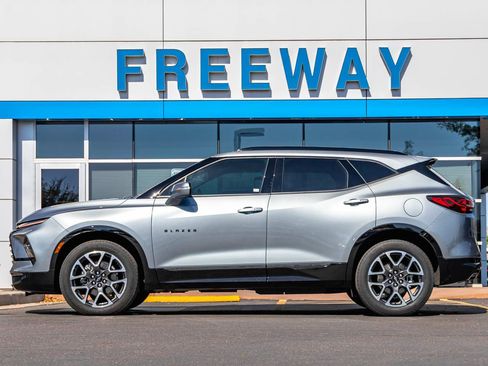 Used 2024 Chevrolet Blazer RS w/ Enhanced Convenience Package FWD image 2