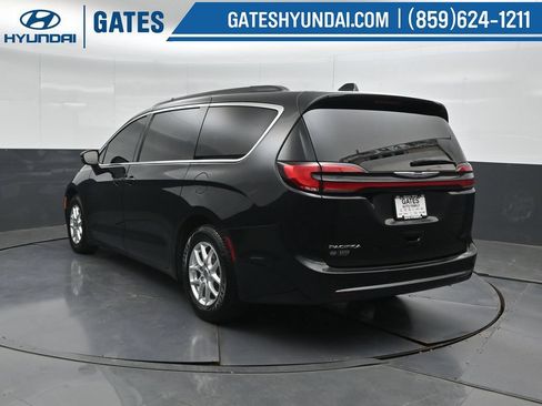 Used 2022 Chrysler Pacifica Touring-L w/ Uconnect Theater Family Group FWD image 8