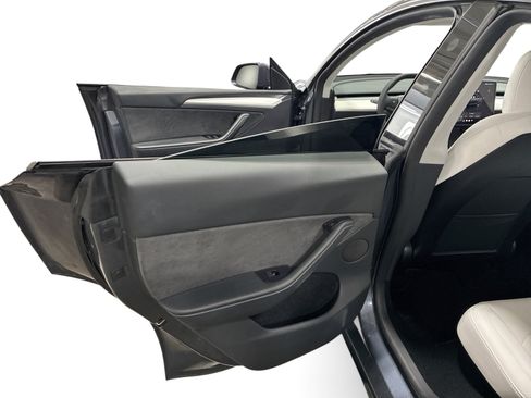 Certified 2023 Tesla Model Y AWD image 10