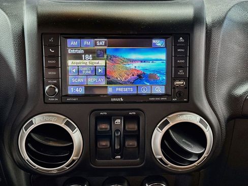 Used 2018 Jeep Wrangler Unlimited Sahara w/ Connectivity Group AWD/4WD image 14