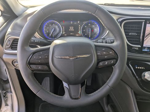 Used 2023 Chrysler Pacifica Limited w/ Uconnect Theater Family Group image 15
