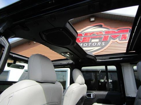 Used 2022 Jeep Wrangler Unlimited Sahara AWD/4WD image 11