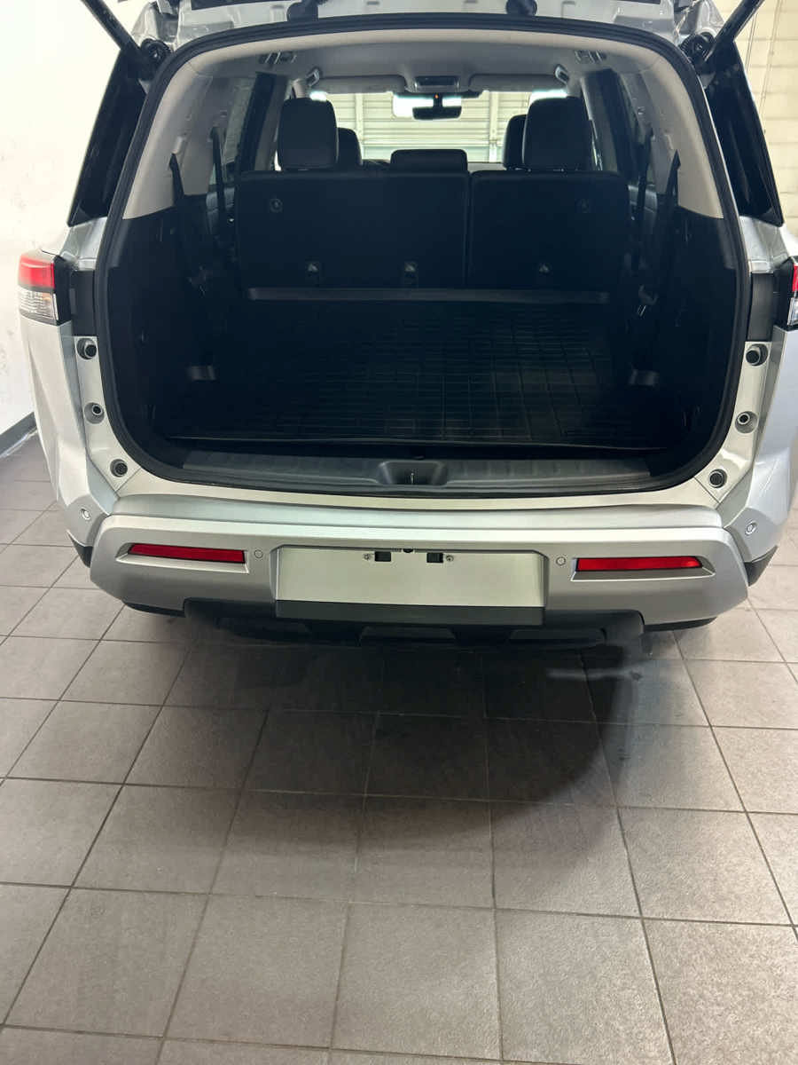 Used 2025 Nissan Pathfinder SL AWD/4WD image 10