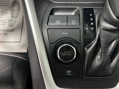 Used 2020 Toyota RAV4 XLE w/ Convenience Package image 13
