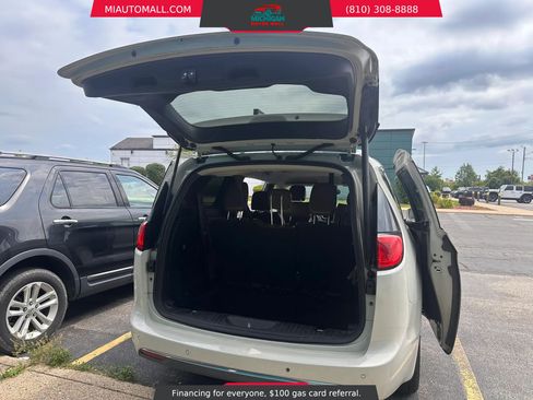 Used 2017 Chrysler Pacifica Limited FWD image 6