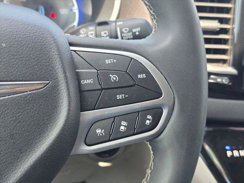 Certified 2024 Chrysler Pacifica Touring-L FWD image 36