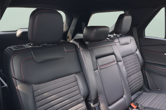 Used 2025 Ford Explorer ST-Line w/ ST-Line Street Pack AWD/4WD image 16