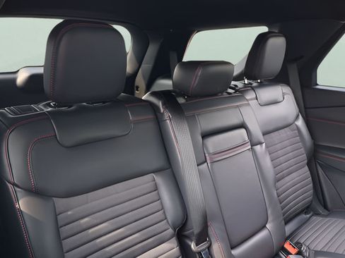 Used 2025 Ford Explorer ST-Line w/ ST-Line Street Pack AWD/4WD image 16