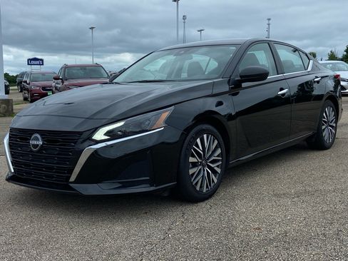 Used 2024 Nissan Altima 2.5 SV FWD image 7
