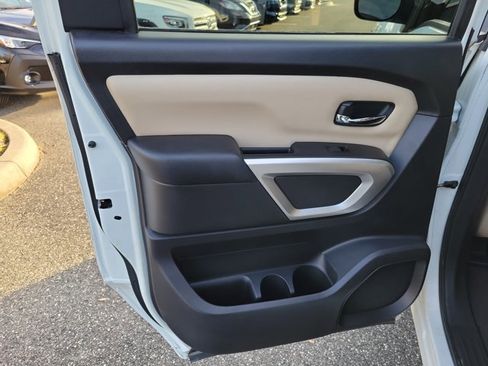 Used 2017 Nissan Titan SV image 13