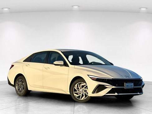 Used 2026 Hyundai Elantra Hybrid FWD image 2