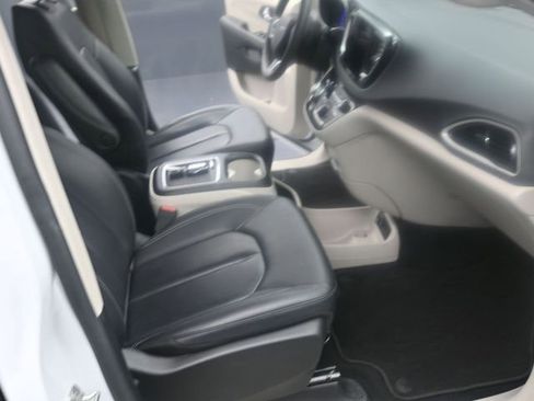 Used 2024 Chrysler Pacifica Touring-L image 24