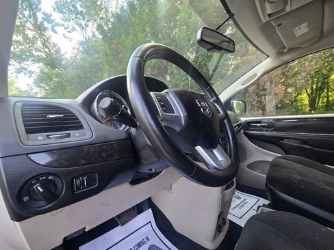 Used 2013 Dodge Grand Caravan SE FWD image 19