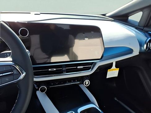 New 2026 Chevrolet Equinox EV LT image 9