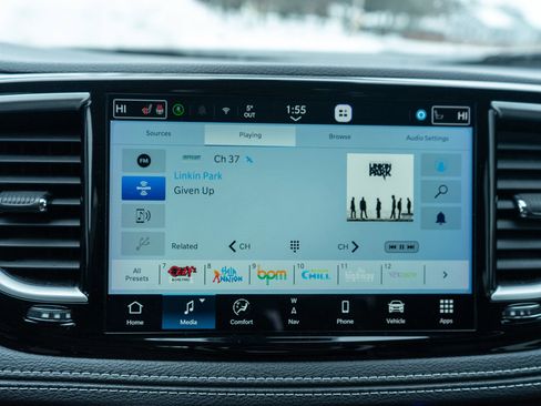 Used 2023 Chrysler Pacifica Limited image 17