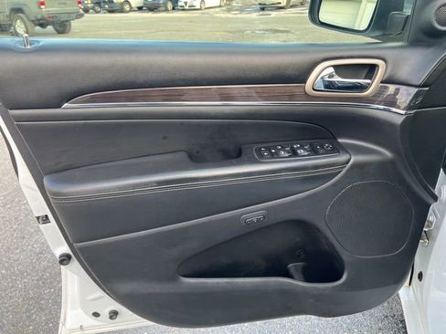 Used 2017 Jeep Grand Cherokee Overland image 22