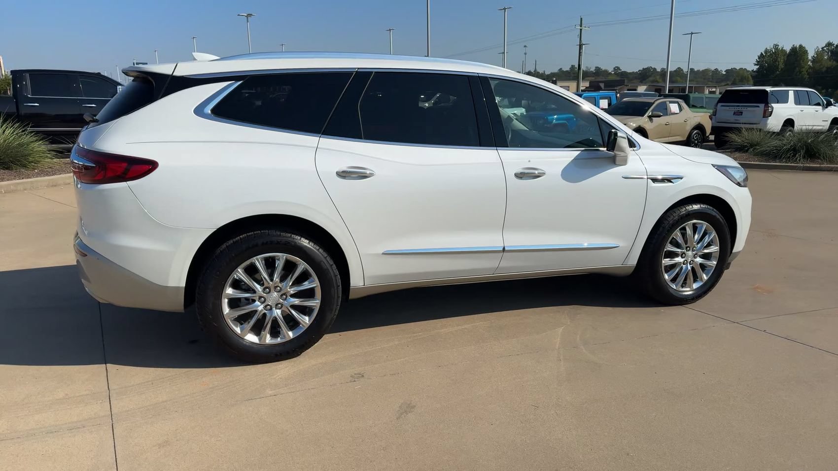 Used 2021 Buick Enclave Essence w/ Sound and Sites Package FWD image 9