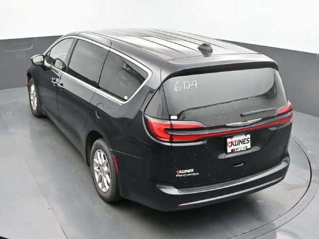 Used 2025 Chrysler Pacifica Select FWD image 45
