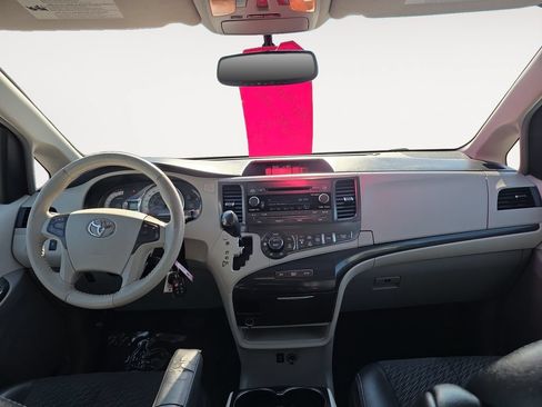 Used 2014 Toyota Sienna SE FWD image 15