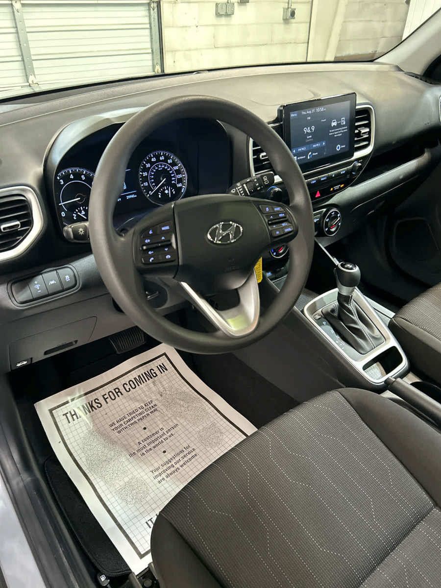 Used 2022 Hyundai Venue SE FWD image 8