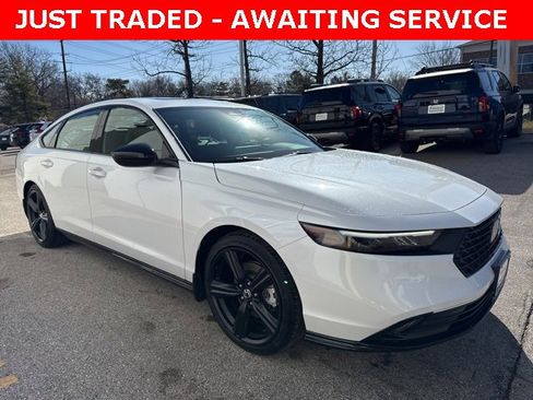 Used 2025 Honda Accord Sport image 3