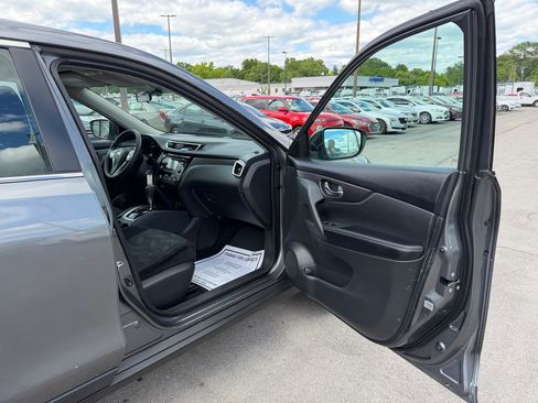 Used 2016 Nissan Rogue S AWD/4WD image 9