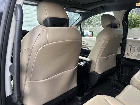 Used 2022 Toyota Sienna XLE FWD image 16