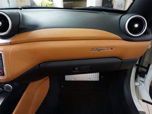 Used 2017 Ferrari California T RWD image 20