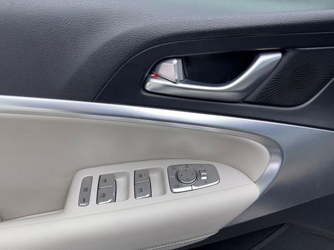 Used 2025 Genesis G70 2.5T image 32