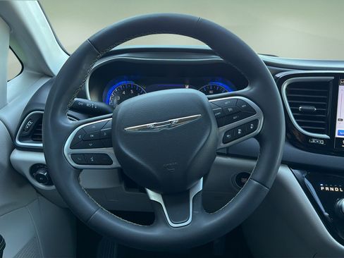 Used 2023 Chrysler Pacifica Touring-L FWD image 9