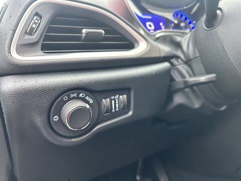 Used 2025 Chrysler Voyager LX image 15