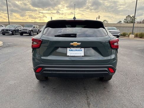 Used 2025 Chevrolet Trax LS w/ LS Convenience Package image 6