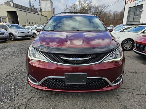 Used 2019 Chrysler Pacifica Limited w/ Tire & Wheel Group image 2