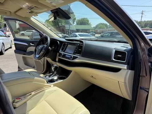 Used 2018 Toyota Highlander XLE AWD/4WD image 28