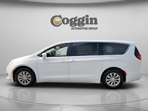 Used 2019 Chrysler Pacifica Touring Plus image 3