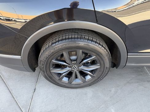 Used 2024 Volkswagen Tiguan SE w/ Panoramic Sunroof Package FWD image 15