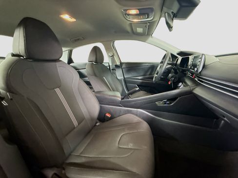 Used 2025 Hyundai Elantra SE image 28