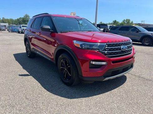 Certified 2024 Ford Explorer XLT w/ Equipment Group 202A AWD/4WD image 3
