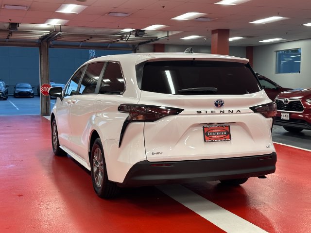 Certified 2025 Toyota Sienna LE FWD image 5