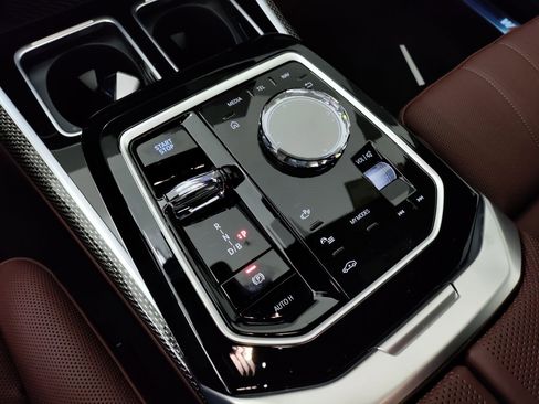 New 2025 BMW i7 xDrive60 w/ Premium Package image 21