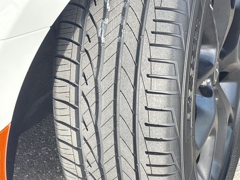 Certified 2025 Chrysler Pacifica Limited FWD image 13