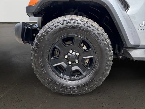 Used 2020 Jeep Gladiator Overland w/ Dual Top Group AWD/4WD image 10