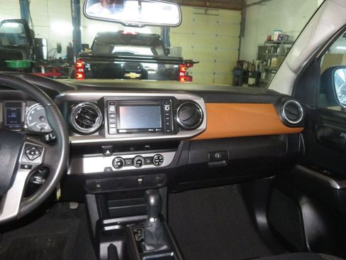 Used 2016 Toyota Tacoma SR5 w/ SR5 Appearance Package (SN) image 37