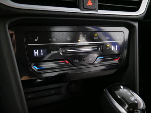 Used 2025 Volkswagen Taos SE image 23